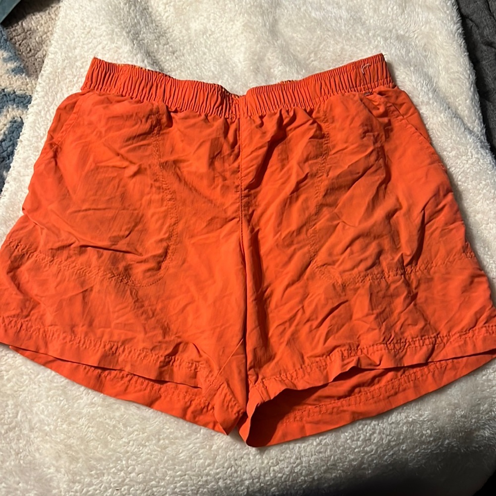 Columbia Shorts. Women’s S (size 5). Waist 16”. Rise 10”. Length 14”.